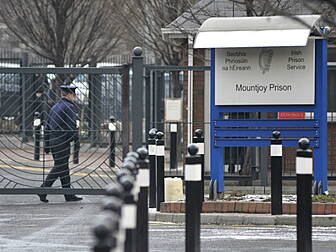 Inmate attacks 2 Prison Office...